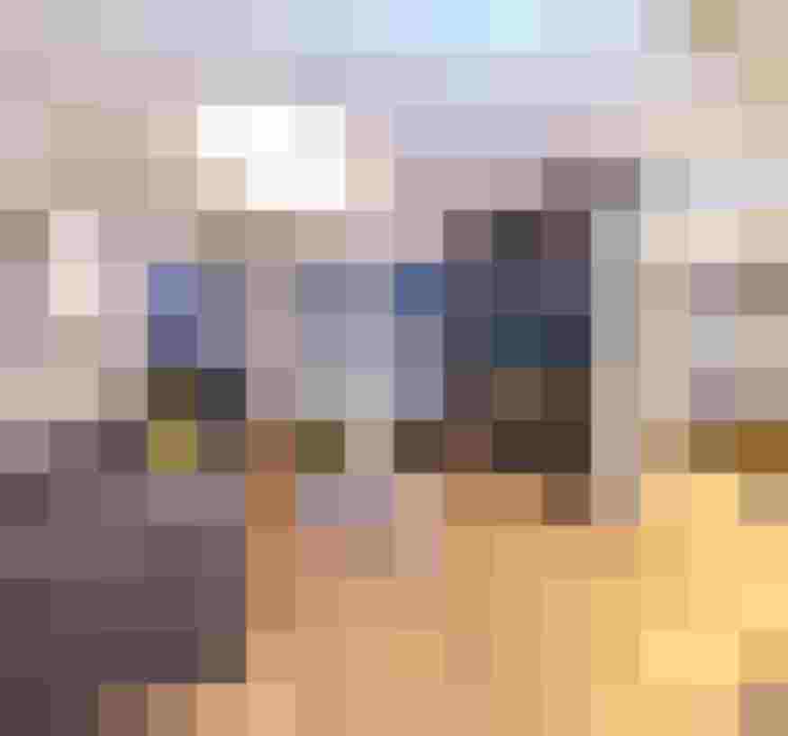 Supreme Suite mit Wohnbereich, Sofa, TV-Schrank und offenem Blick ins Schlafzimmer im Boutique Hotel Two Timez