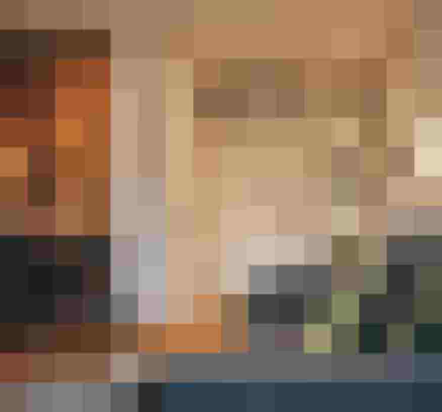 moderne Junior Suite mit Sofa und Schreibtisch