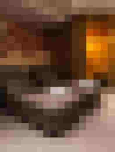 Zwei Liegen vor Sauna mit Holz- und Ziegelwand