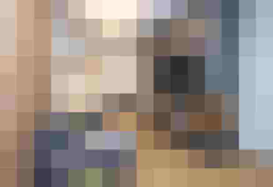 Moderne Suite mit Sofa, TV und Holzelementen