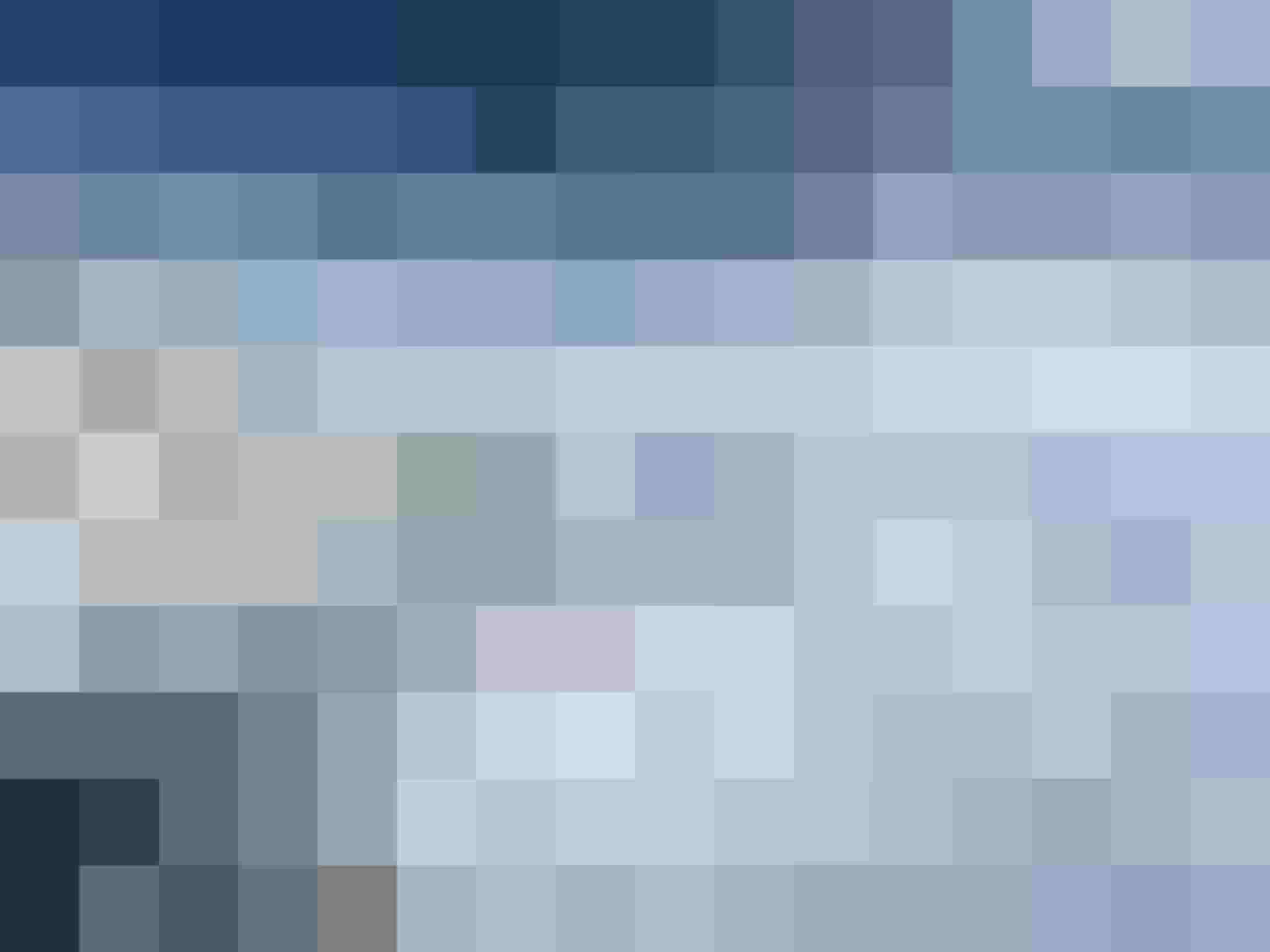 Aussichtsplattform im Winter mit Blick auf verschneite Alpen