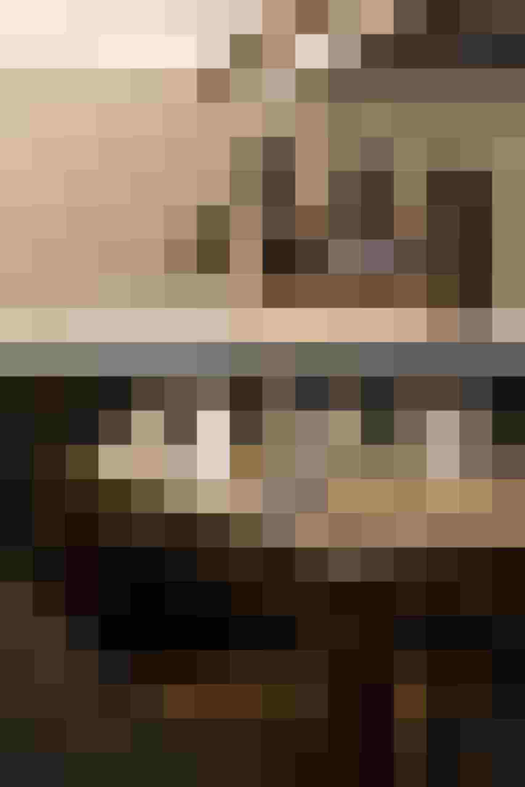 gedeckter Holztisch mit Gläsern und Servietten im Restaurant