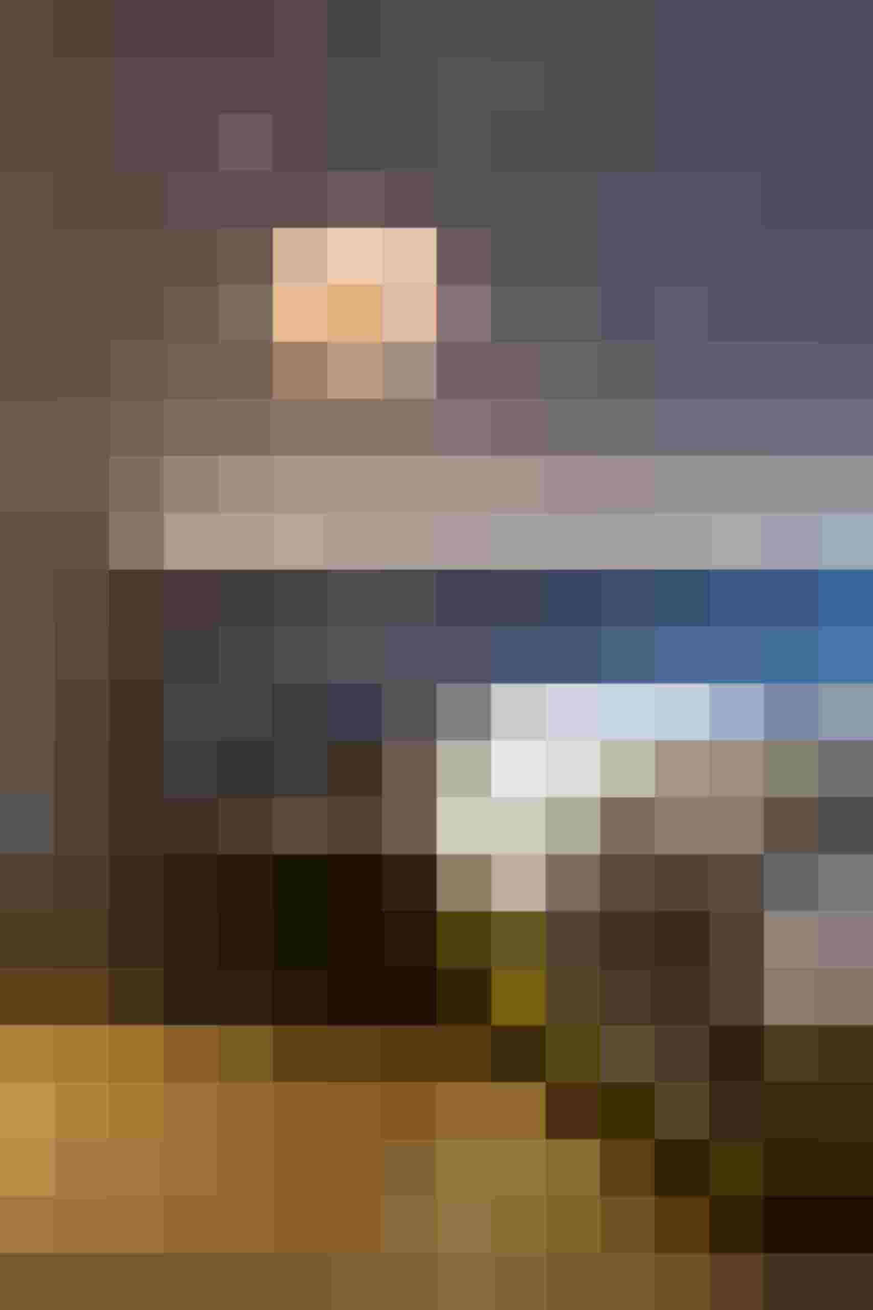 Modernes Hotelzimmer mit Bett und Designerlampe