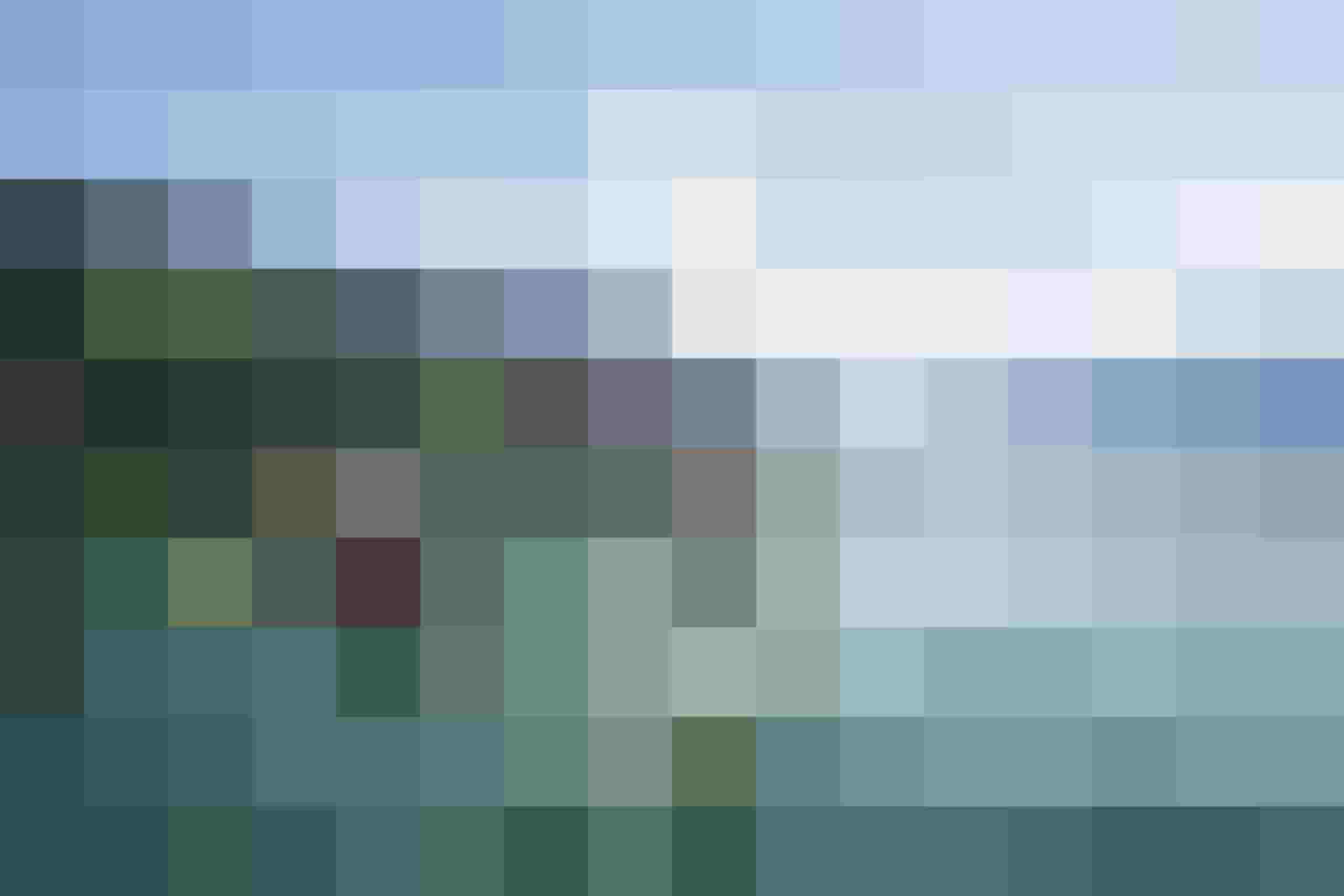 Frau springt von Kanu in klaren See vor Bergkulisse