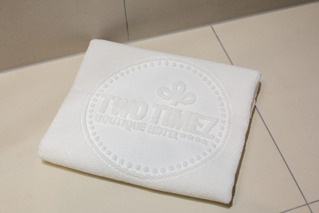 weißes Handtuch mit Logo Two Timez Boutique Hotel