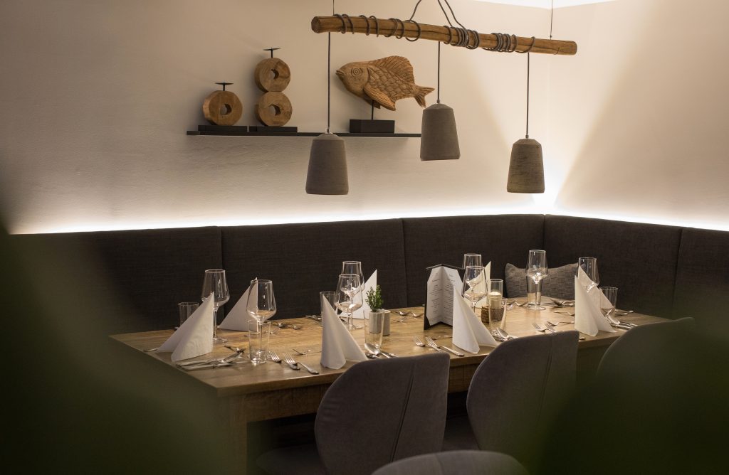 Elegant gedeckter Tisch in moderner Hotelbar